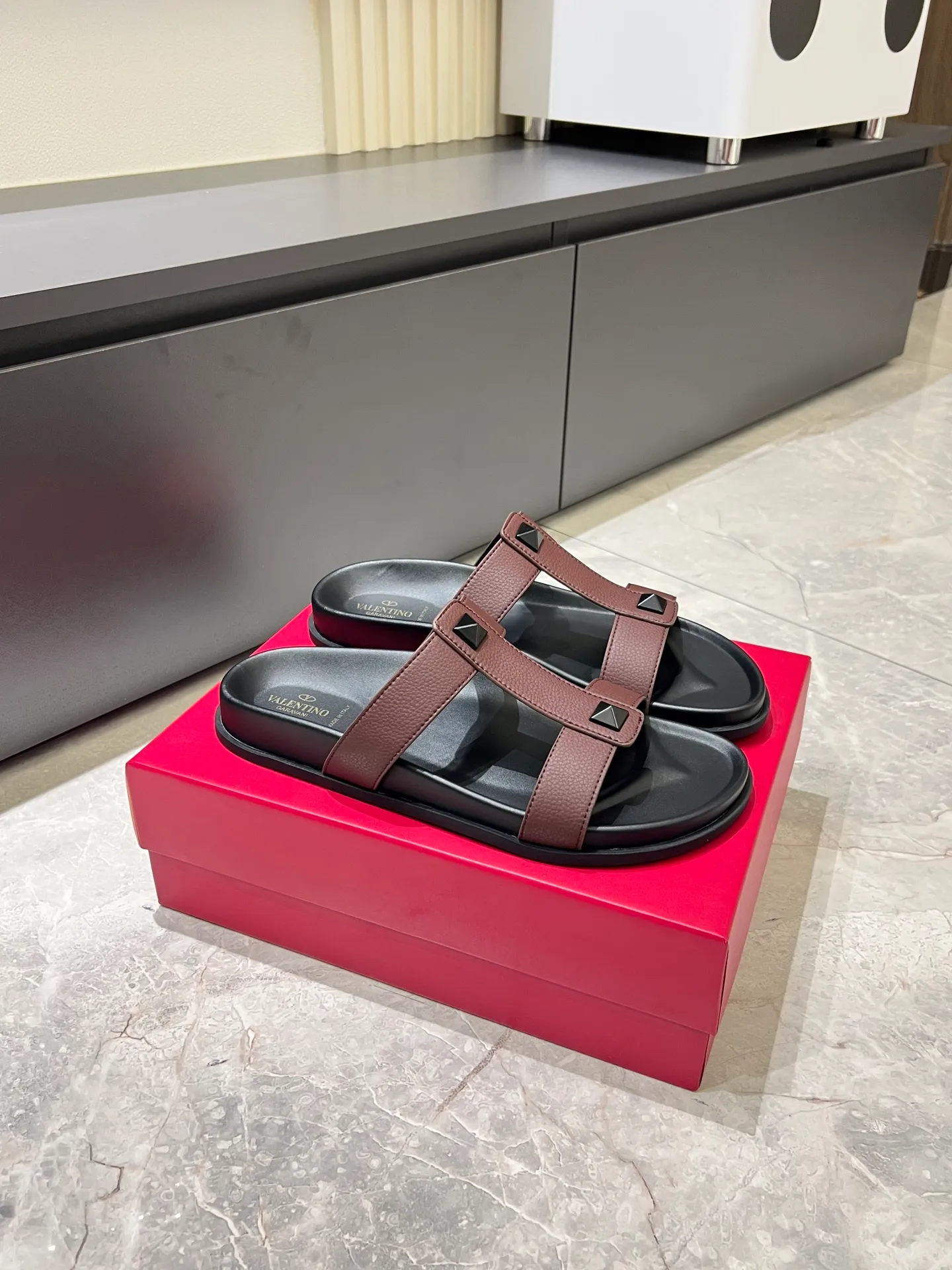 Men's shoes 💰p300 VALENTINO Men's 🧍‍♂️ Spring and summer new style metal logo flat slippers, elegant sandals, the same style worn by celebrities, original molding, imported calfskin. Rubber outsole. Soft and durable, full set of counter packaging size: 39-44 (.45.46 customized)